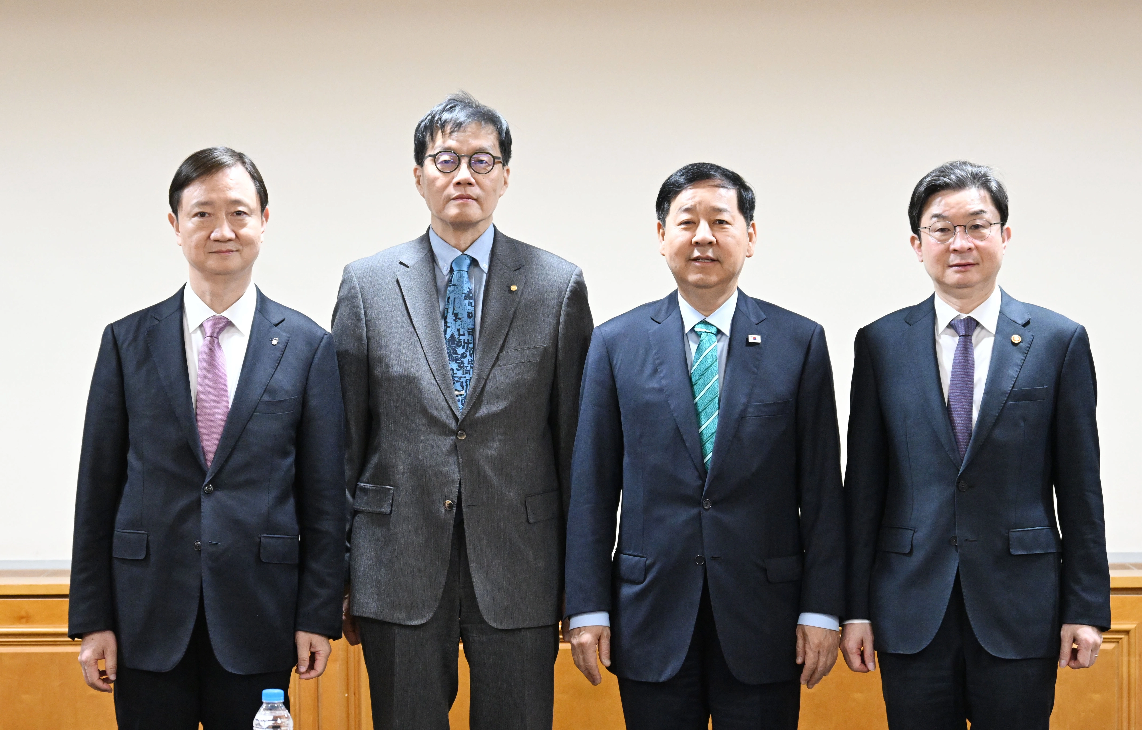 구윤철 부총리, 시장상황점검회의 주재
    (서울=연합뉴스) 구윤철 부총리 겸 재정경제부 장관이 2일 서울 중구 은행연합회에서 열린 시장상황점검회의에 앞서 참석자들과 기념 촬영하고 있다.
    사진 왼쪽부터 이찬진 금융감독원장, 이창용 한국은행 총재, 구윤철 부총리 겸 재정경제부 장관, 이억원 금융위원장. 2026.4.2 [재정경제부 제공. 재판매 및 DB 금지]
    photo@yna.co.kr