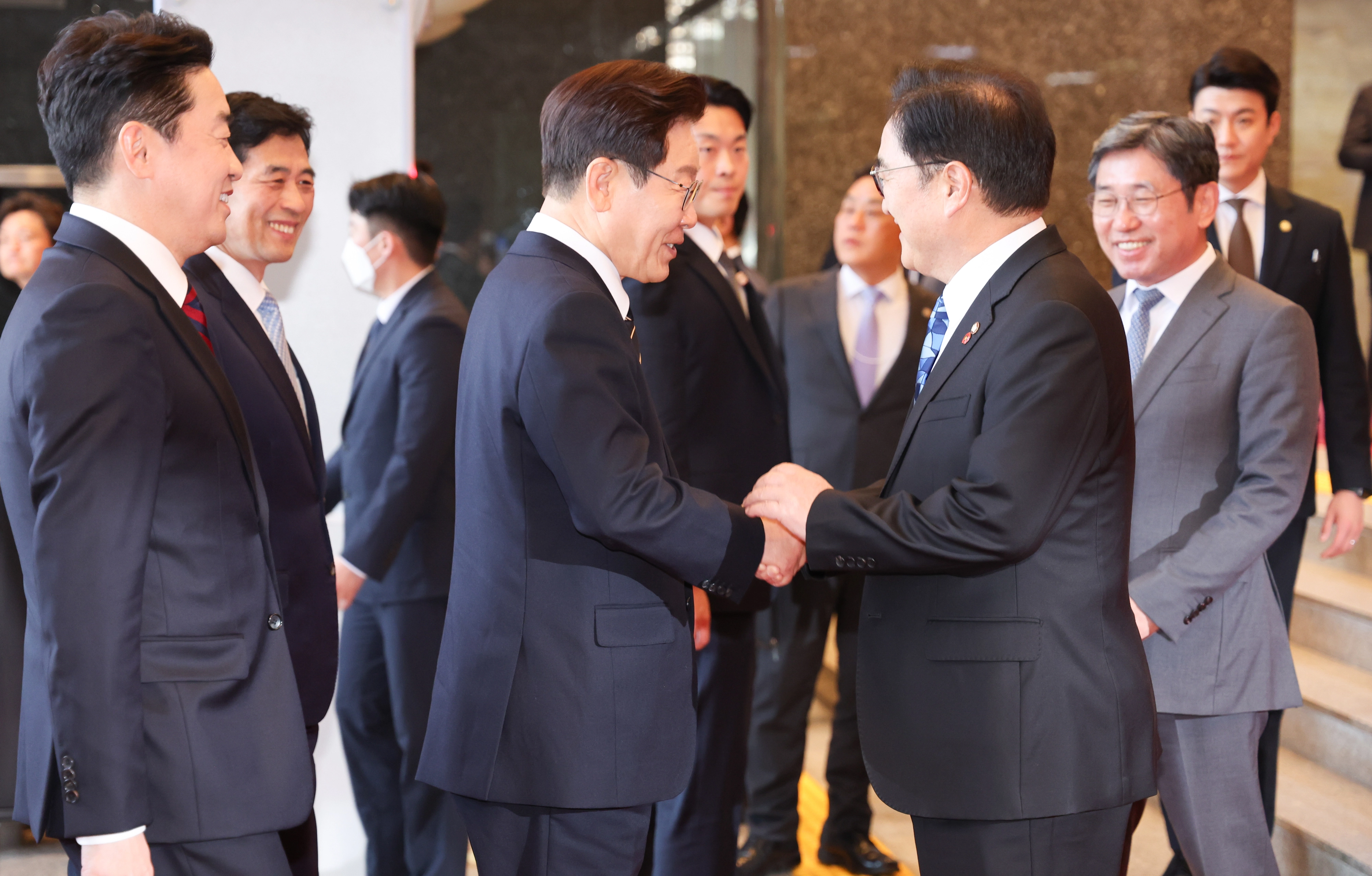 이재명 대통령이 2일 추가경정예산안 시정연설을 위해 도착한 국회에서 영접 나온 우원식 국회의장과 인사하고 있다. 2026.4.2 연합뉴스
