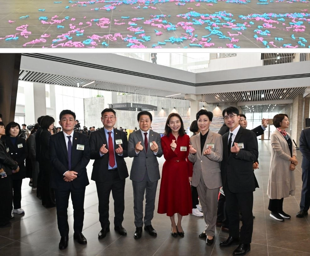 지난 1일 용산구에 새롭게 조성된 서울시교육청 신청사 대강당에서 열린 서울시교육청 신청사 개청식에 참석한 김용호 서울시의원(왼쪽 세 번째)이 최호정 서울시의회 의장(오른쪽 세 번째) 및 서울시의회 의원들과 신청사를 둘러보고 기념촬영을 하고 있다.