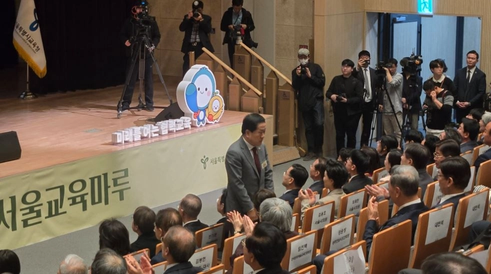지난 4월 1일 용산구에 새롭게 조성된 서울시교육청 신청사 대강당에서 열린 서울시교육청 신청사 개청식에서 김용호 서울시의원이 소개와 함께 참석한 내외빈께 인사를 하고 있다.