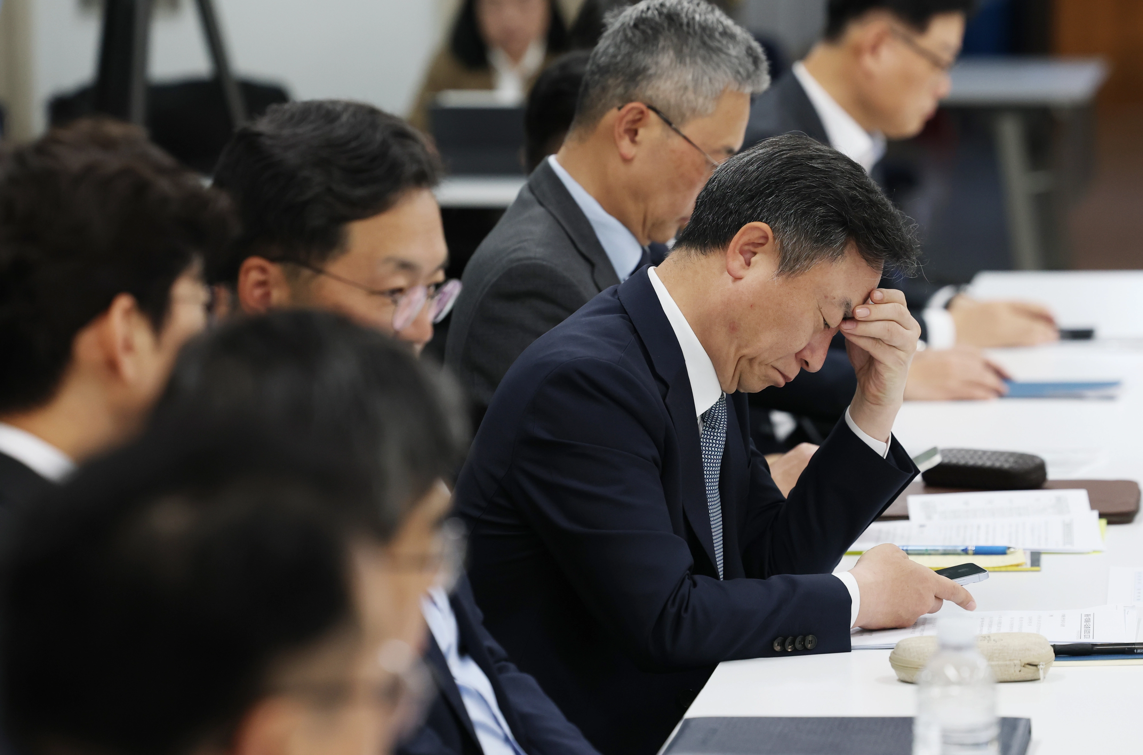 고심 깊은 업계  산업통상자원부가 2일 서울 여의도 중소기업중앙회에서 개최한 ‘중동전쟁 관련 업종별 석화제품 수급상황 점검회의’에서 정대진 한국자동차모빌리티산업협회(KAMA) 협회장이 고개를 숙이고 있다. 이날 회의에는 6개 부처 및 9개 업종 협회가 참석했다.
연합뉴스
