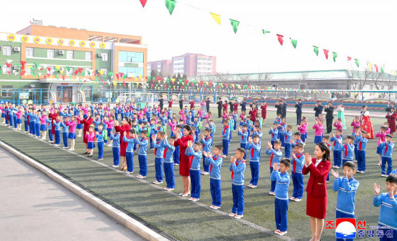 북한이 지난 1일 전국 교육기관에서 새 학년도 개학모임을 열었다고 조선중앙통신이 지난 2일 보도했다. 2026.4.2 평양 조선중앙통신=연합뉴스