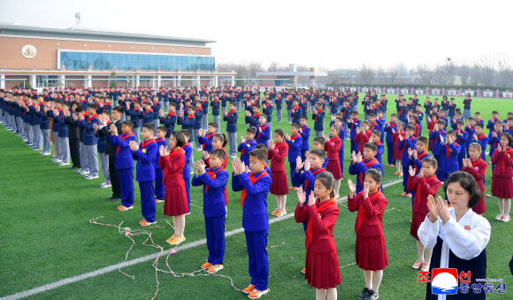 북한이 지난 1일 전국 교육기관에서 새 학년도 개학모임을 열었다고 조선중앙통신이 지난 2일 보도했다. 2026.4.2 평양 조선중앙통신=연합뉴스