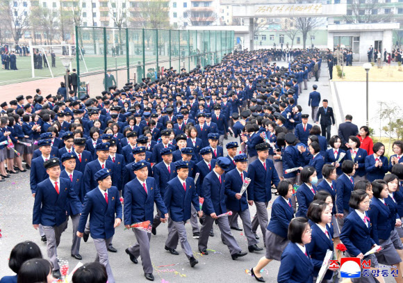 북한이 지난 1일 전국 교육기관에서 새 학년도 개학모임을 열었다고 조선중앙통신이 2일 보도했다. 교복을 갖춰 입은 학생들이 교정에 줄지어 들어서고 있다. 2026.4.2 평양 조선중앙통신=연합뉴스