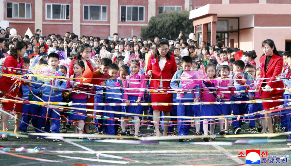 북한이 지난 1일 전국 교육기관에서 새 학년도 개학모임을 열었다고 조선중앙통신이 2일 보도했다. 2026.4.2 평양 조선중앙통신=연합뉴스 