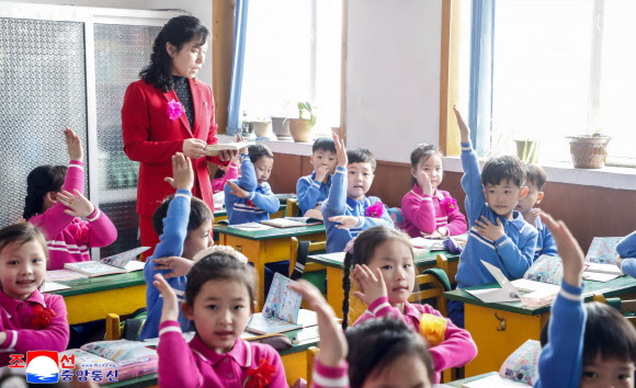 북한이 지난 1일 전국 교육기관에서 개학모임을 열고 새 학년도 첫 수업을 시작했다고 조선중앙통신이 2일 보도했다. 2026.4.2 평양 조선중앙통신=연합뉴스