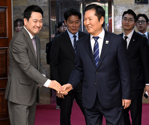 더불어민주당 정청래 대표(오른쪽)와 국민의힘 장동혁 대표가 2일 추가경정예산안 시정연설을 위해 국회를 방문하는 이재명 대통령을 사전 환담장에서 기다리며 인사를 나누고 있다. 2026.4.2  국회사진기자단