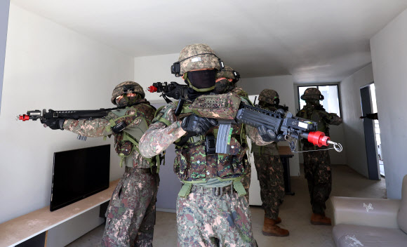 2일 인천 서구 인천도시지역전투훈련장에서 실시된 육군 51사단 철마여단 ‘도시지역 작전 훈련’에서 장병들이 격실 소탕 작전을 벌이고 있다. 2026.4.2  연합뉴스