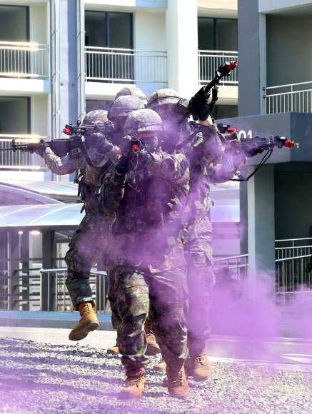 2일 인천 서구 인천도시지역전투훈련장에서 실시된 육군 51사단 철마여단 ‘도시지역 작전 훈련’에서 장병들이 개활지 전술기동을 하고 있다. 20262.4.2  연합뉴스