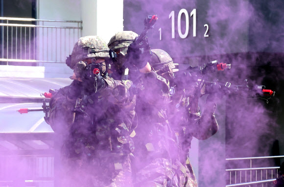 2일 인천 서구 인천도시지역전투훈련장에서 실시된 육군 51사단 철마여단 ‘도시지역 작전 훈련’에서 장병들이 개활지 전술기동을 하고 있다. 2026.4.2  연합뉴스