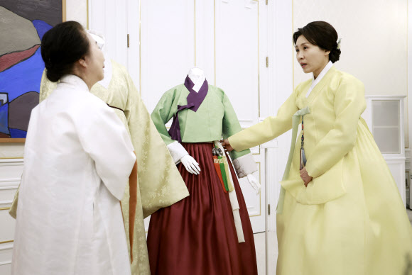 김혜경 여사가 2일 청와대에서 한복생활 유네스코 등재 추진단 차담회에 앞서 전시 한복 설명을 듣고 있다. 2026.4.2  청와대통신사진기자단