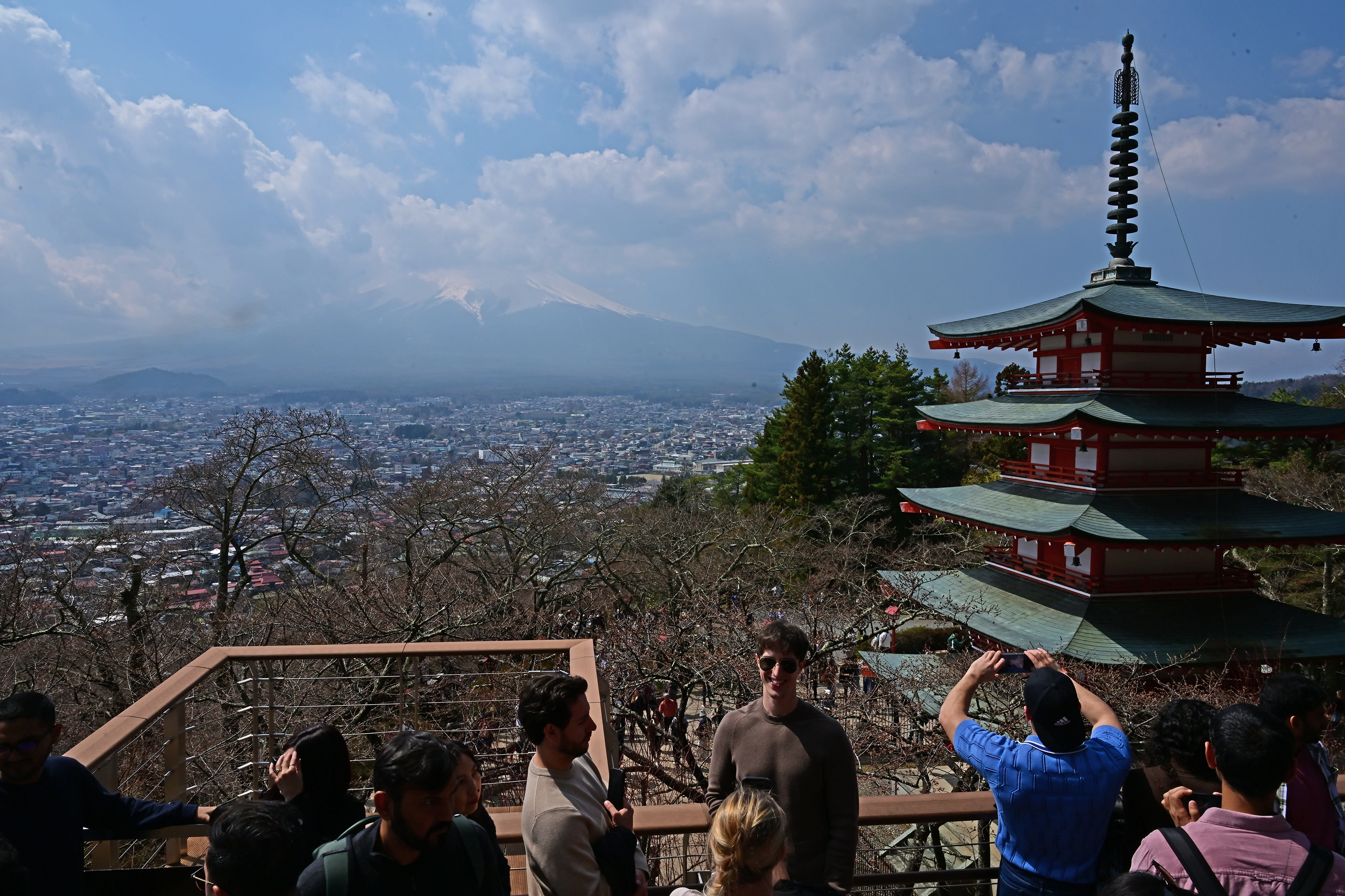 아라쿠라야마 센겐 공원 전경. 후지산과 벚꽃, 붉은 오층탑 등을 한 화면에 넣을 수 있는 인증샷 성지다.