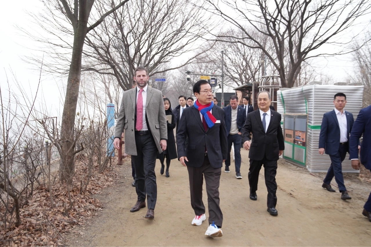 도널드 트럼프 미국 대통령의 차남인 에릭 트럼프 ‘트럼프 그룹 총괄 부사장’(왼쪽 끝)이 이현재 하남시장(왼쪽에서 오른쪽으로 2번째)과 K-스타월드  사업 예정지인 하남시 미사섬 일대를 둘러보고 있다. [하남시 제공]