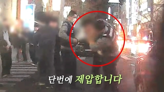 울산 번화가에서 난동을 부리던 남성이 경찰에 업어치기로 제압되는 장면이 공개됐다. 대한민국경찰청 유튜브 채널 캡처