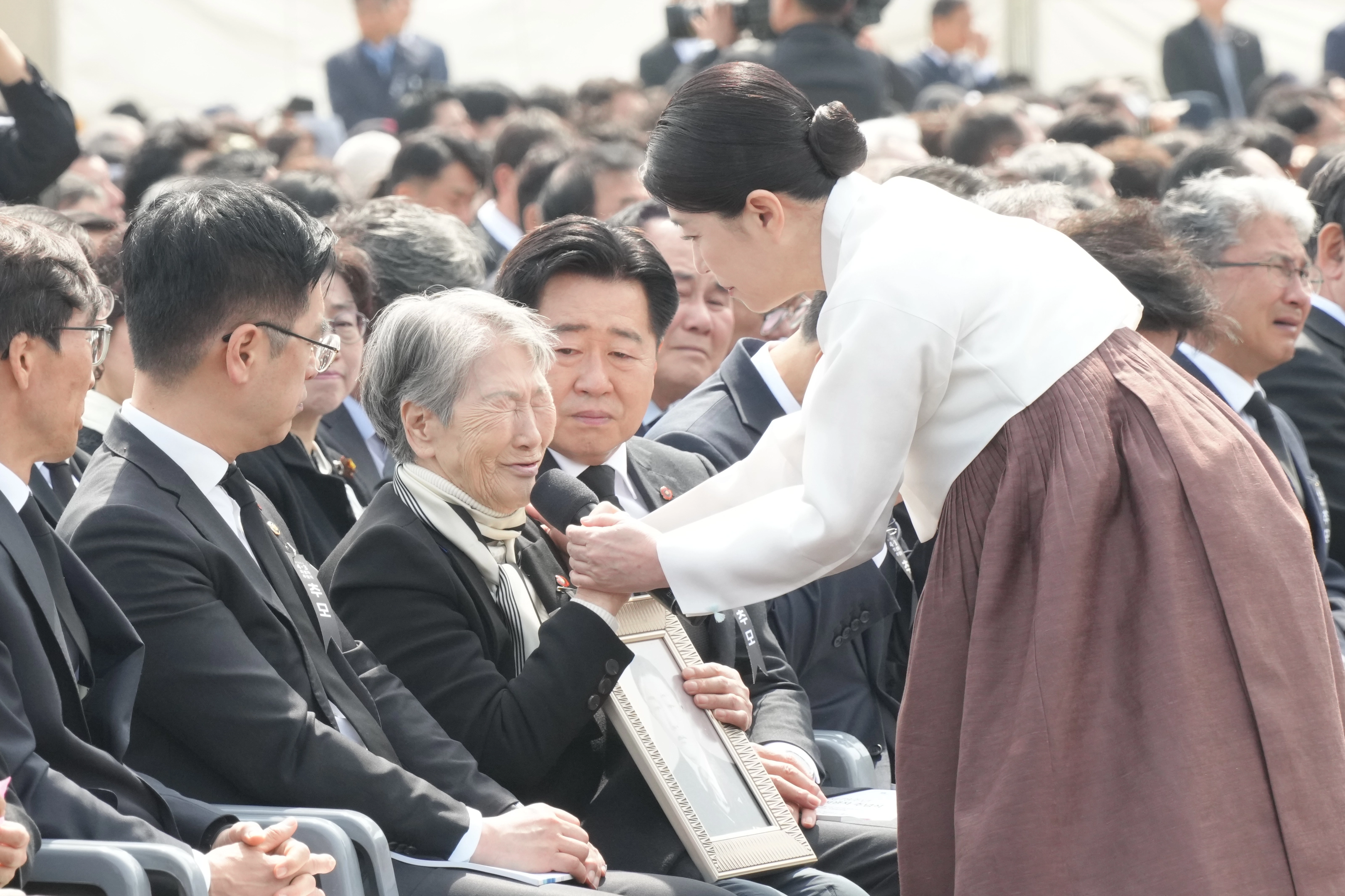 유족사연을 소개하던 배우 김미경이 고계순씨에게 다가가 위로해 주고 있다. 제주도 제공