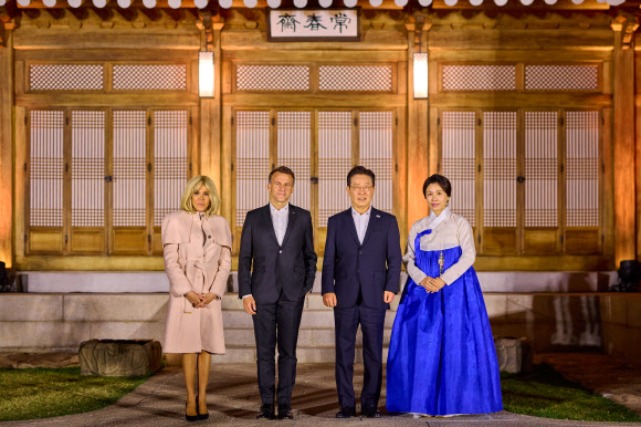 이재명 대통령과 김혜경 여사가 2일 청와대에서 국빈 방한한 에마뉘엘 마크롱 프랑스 대통령과 브리지트 마크롱 여사가 친교만찬에서 기념 촬영을 하고 있다. 2026.4.3. 청와대 제공