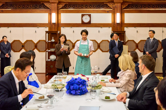 이재명 대통령 부부와 에마뉘엘 마크롱 프랑스 대통령 부부가 2일 청와대에서 열린 친교만찬에서 손종원 셰프의 음식 설명을 듣고 있다. 2026.4.3. 청와대 제공