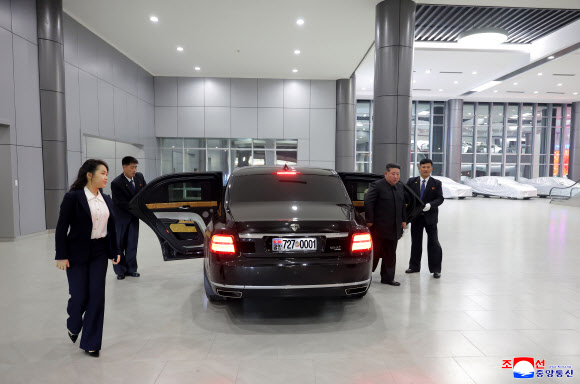 김정은 북한 국무위원장이 딸 주애와 함께 개업을 앞둔 ‘평양의 신도시’ 화성지구 4단계 구역의 봉사시설(상업시설)을 돌아보며 운영준비 상태를 요해(파악)했다고 조선중앙통신이 3일 보도했다. 2026.4.3. 평양 조선중앙통신 연합뉴스