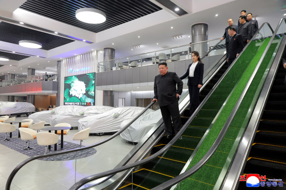 김정은 북한 국무위원장이 딸 주애와 함께 개업을 앞둔 ‘평양의 신도시’ 화성지구 4단계 구역의 봉사시설(상업시설)을 돌아보며 운영준비 상태를 요해(파악)했다고 조선중앙통신이 3일 보도했다. 2026.4.3. 평양 조선중앙통신 연합뉴스