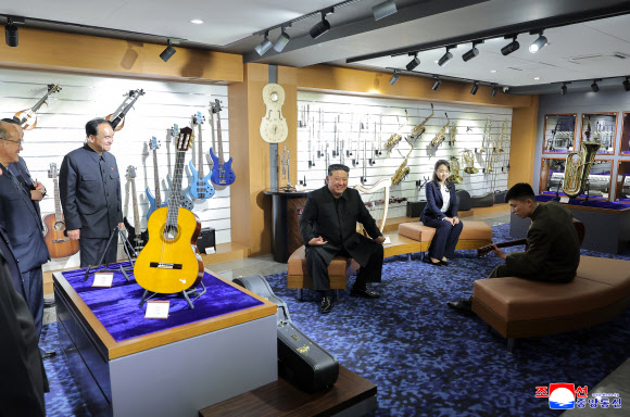 김정은 북한 국무위원장이 딸 주애와 함께 개업을 앞둔 ‘평양의 신도시’ 화성지구 4단계 구역의 봉사시설(상업시설)을 돌아보며 운영준비 상태를 요해(파악)했다고 조선중앙통신이 3일 보도했다. 2026.4.3. 평양 조선중앙통신 연합뉴스