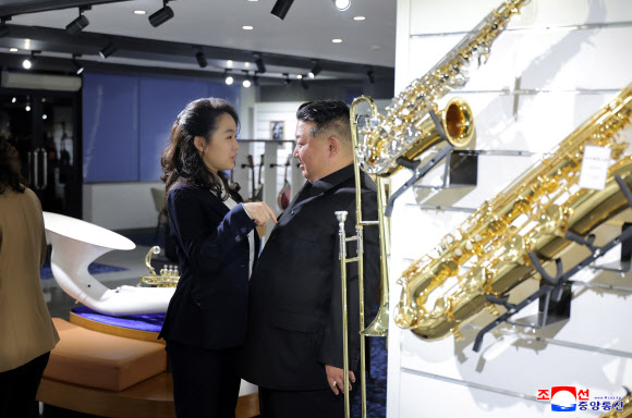 김정은 북한 국무위원장이 딸 주애와 함께 개업을 앞둔 ‘평양의 신도시’ 화성지구 4단계 구역의 봉사시설(상업시설)을 돌아보며 운영준비 상태를 요해(파악)했다고 조선중앙통신이 3일 보도했다. 2026.4.3. 평양 조선중앙통신 연합뉴스