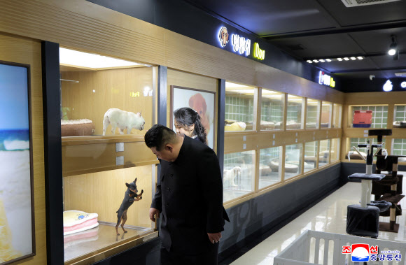 김정은 북한 국무위원장이 딸 주애와 함께 개업을 앞둔 ‘평양의 신도시’ 화성지구 4단계 구역의 봉사시설(상업시설)을 돌아보며 운영준비 상태를 요해(파악)했다고 조선중앙통신이 3일 보도했다. 2026.4.3. 평양 조선중앙통신 연합뉴스