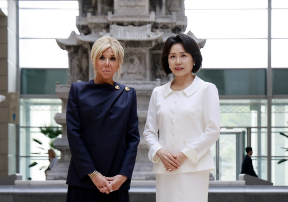 김혜경 여사와 에마뉘엘 마크롱 프랑스 대통령의 부인 브리지트 마크롱 여사가 3일 서울 용산구 국립중앙박물관 경천사 십층석탑에서 기념촬영을 하고 있다. 2026.4.3. 청와대통신사진기자단