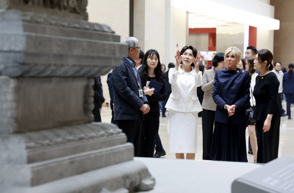 김혜경 여사와 에마뉘엘 마크롱 프랑스 대통령의 부인 브리지트 마크롱 여사가 3일 서울 용산구 국립중앙박물관에서 경천사 십층석탑을 보고 있다. 2026.4.3. 청와대통신사진기자단