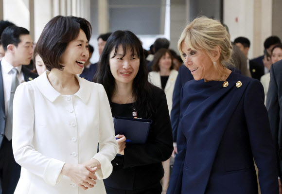 김혜경 여사와 에마뉘엘 마크롱 프랑스 대통령의 부인 브리지트 마크롱 여사가 3일 서울 용산구 국립중앙박물관에서 대화하며 이동하고 있다. 2026.4.3. 청와대통신사진기자단