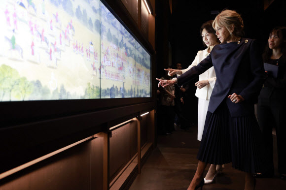 김혜경 여사와 에마뉘엘 마크롱 프랑스 대통령의 부인 브리지트 마크롱 여사가 3일 서울 용산구 국립중앙박물관에서 외규장각 의궤실을 관람하고 있다. 2026.4.3. 청와대통신사진기자단