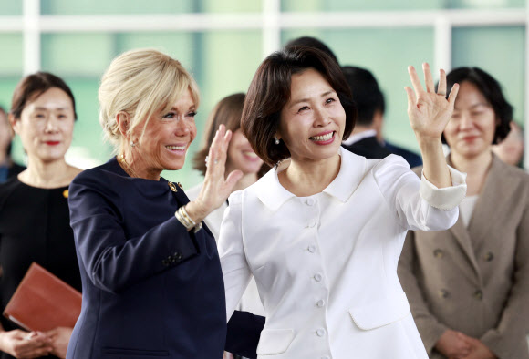 김혜경 여사와 에마뉘엘 마크롱 프랑스 대통령의 부인 브리지트 마크롱 여사가 3일 서울 용산구 국립중앙박물관에서 관람객들을 향해 손을 흔들고 있다. 2026.4.3. 청와대통신사진기자단