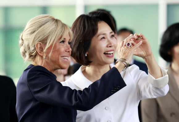 김혜경 여사와 에마뉘엘 마크롱 프랑스 대통령의 부인 브리지트 마크롱 여사가 3일 서울 용산구 국립중앙박물관에서 관람객들을 향해 손하트를 하고 있다. 2026.4.3. 청와대통신사진기자단