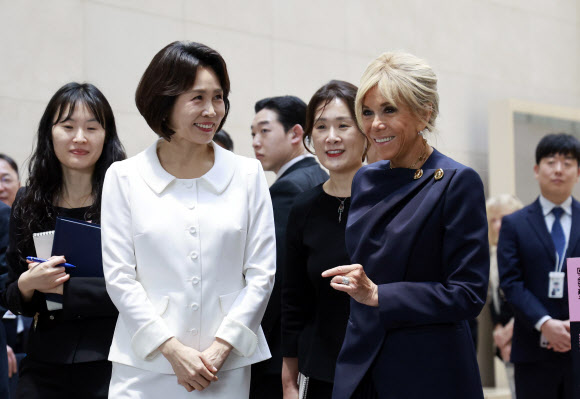 김혜경 여사와 에마뉘엘 마크롱 프랑스 대통령의 부인 브리지트 마크롱 여사가 3일 서울 용산구 국립중앙박물관에서 대화하며 이동하고 있다. 2026.4.3. 청와대통신사진기자단