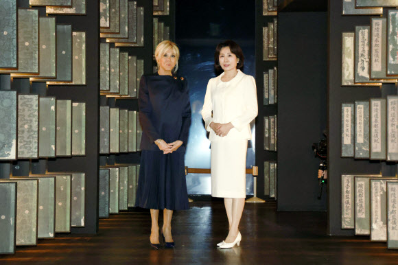 김혜경 여사와 에마뉘엘 마크롱 프랑스 대통령의 부인 브리지트 마크롱 여사가 3일 서울 용산구 국립중앙박물관 외규장각 의궤실에서 기념촬영을 하고 있다. 2026.4.3. 청와대통신사진기자단