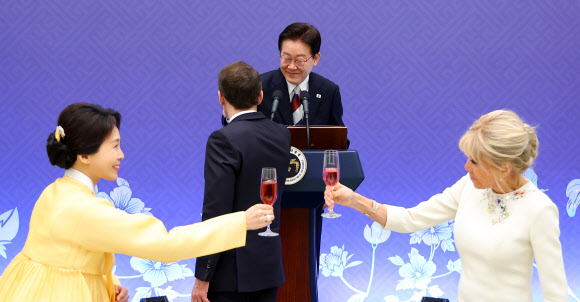 이재명 대통령과 에마뉘엘 마크롱 프랑스 대통령이 3일 청와대에서 열린 국빈 방한 환영 오찬에서 건배하고 있다.  앞쪽은 김혜경 여사와 브리지트 마크롱 여사. 2026.4.3 연합뉴스