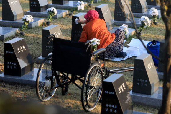 제78주년 4·3희생자추념일인 3일 오전 제주시 봉개동 제주4·3평화공원 내 행불인표석을 찾은 유족이 희생자의 넋을 기리고 있다. 2026.4.3 연합뉴스