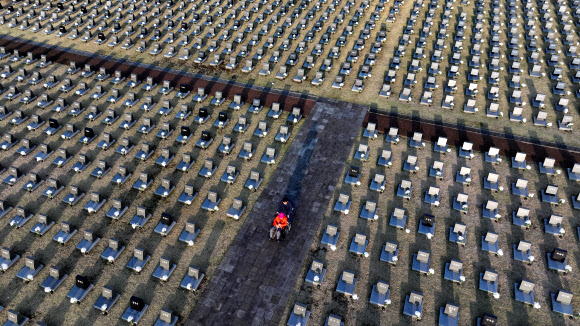 제78주년 4·3희생자추념일인 3일 오전 제주시 봉개동 제주4·3평화공원 내 행불인표석을 찾은 유족이 희생자의 넋을 기리고 있다. 2026.4.3 연합뉴스