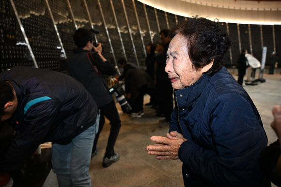 3일 오전 제주시 봉개동 제주4·3평화공원에서 열린 제78주년 제주4·3희생자추념식 전 위패봉안관을 찾은 유족들이 희생자를 추모하고 있다. 2026.4.3 연합뉴스