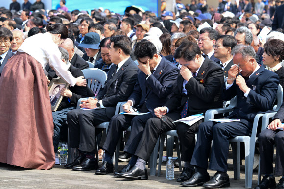 3일 오전 제주시 봉개동 제주4·3평화공원에서 열린 제78주년 제주4·3희생자추념식에서 가족관계 정정 첫 사례 당사자인 고계순 할머니가 자신의 사연이 소개되자 오열하고 있다. 2026.4.3 연합뉴스