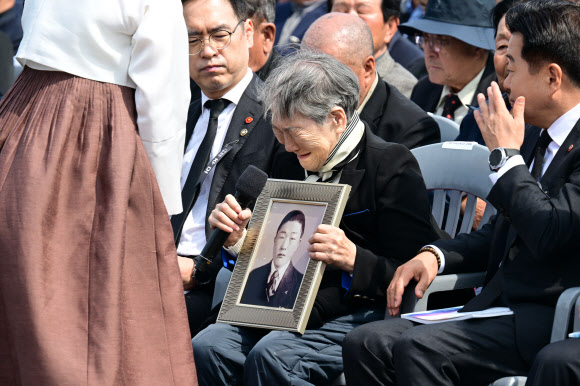 3일 오전 제주시 봉개동 제주4·3평화공원에서 열린 제78주년 제주4·3희생자추념식에서 가족관계 정정 첫 사례 당사자인 고계순 할머니가 자신의 사연이 소개되자 오열하고 있다. 2026.4.3 연합뉴스