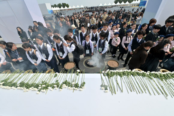 3일 오전 제주시 봉개동 제주4·3평화공원에서 열린 제78주년 제주4·3희생자추념식에서 참석자들이 분향·헌화하고 있다. 2026.4.3 연합뉴스