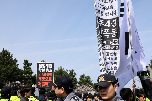 제78주년 제주4·3희생자 추념일인 3일 오전 제주시 봉개동 제주4·3평화공원 앞에서 일부 극우단체가 집회를 시도하자 4·3 관련 단체들이 ‘불법 계엄 학살 옹호 4·3특별법 개정으로 처벌하라’는 푯말을 들고 막아서고 있다. 2026.4.3 연합뉴스