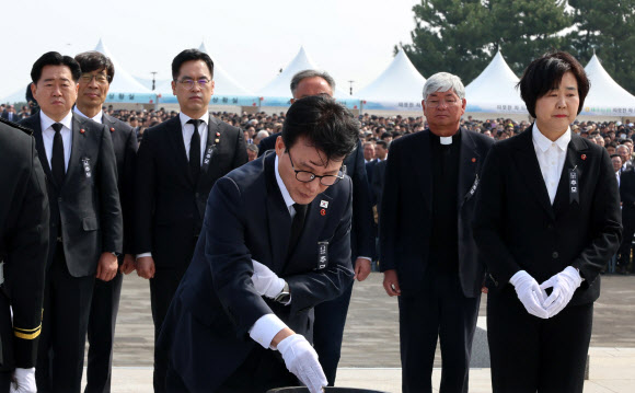 김민석 국무총리가 3일 제주 4·3 평화공원에서 열린 제78주년 제주 4·3 희생자 추념식에서 분향하고 있다. 2026.4.3 연합뉴스