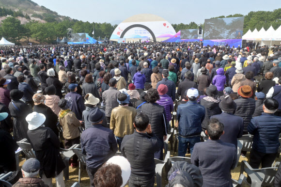 3일 오전 제주시 봉개동 제주4·3평화공원에서 열린 제78주년 제주4·3희생자추념식에서 참석자들이 국민의례를 하고 있다. 2026.4.3 연합뉴스