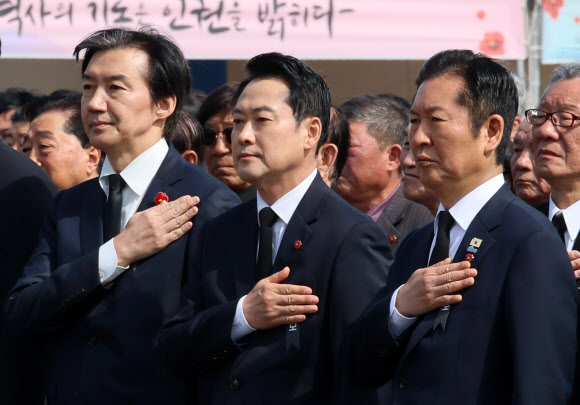 더불어민주당 정청래 대표(오른쪽부터)와 국민의힘 장동혁 대표, 조국혁신당 조국 대표가 3일 제주 4·3 평화공원에서 열린 제78주년 제주 4·3 희생자 추념식에서 국기에 경례하고 있다. 2026.4.3 연합뉴스