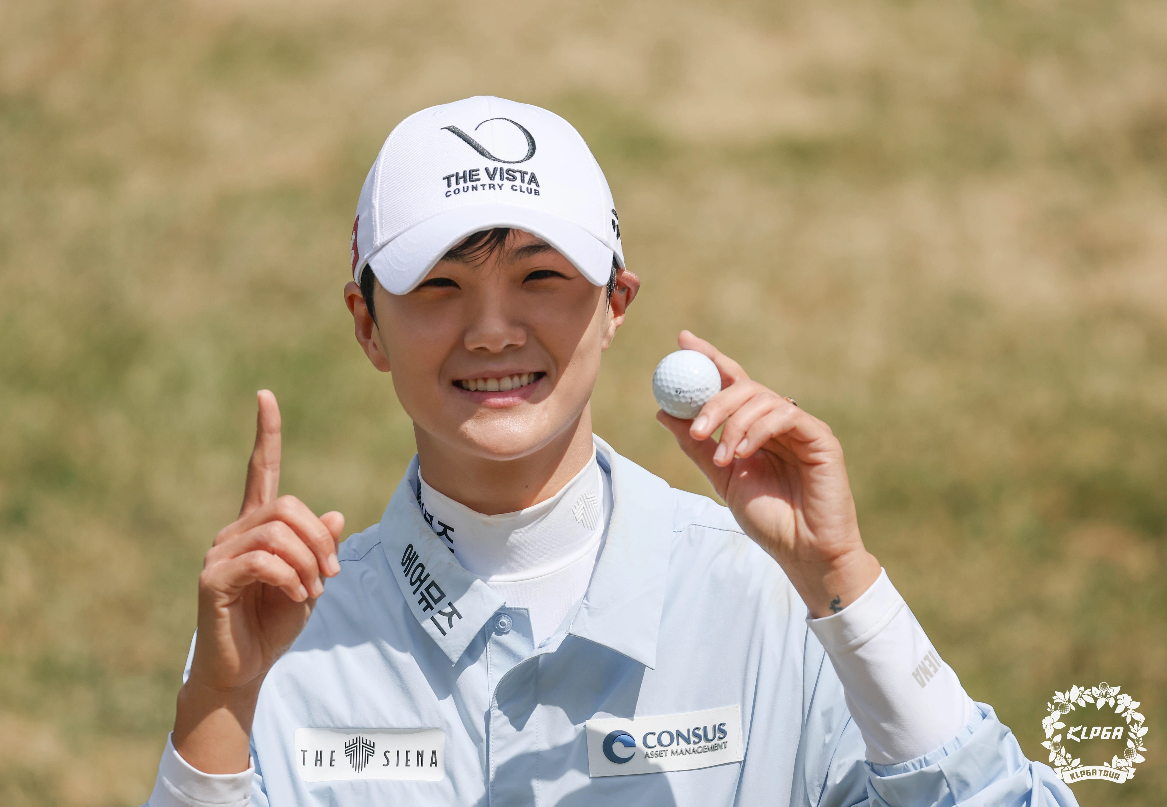 박성현의 홀인원을 공을 들어보이고 있다. KLPGA 제공.