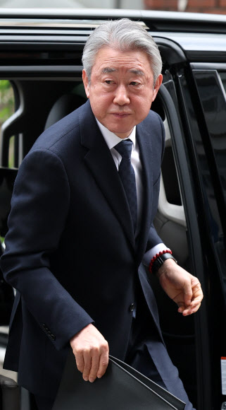 경찰 소환된 강호동 농협중앙회장