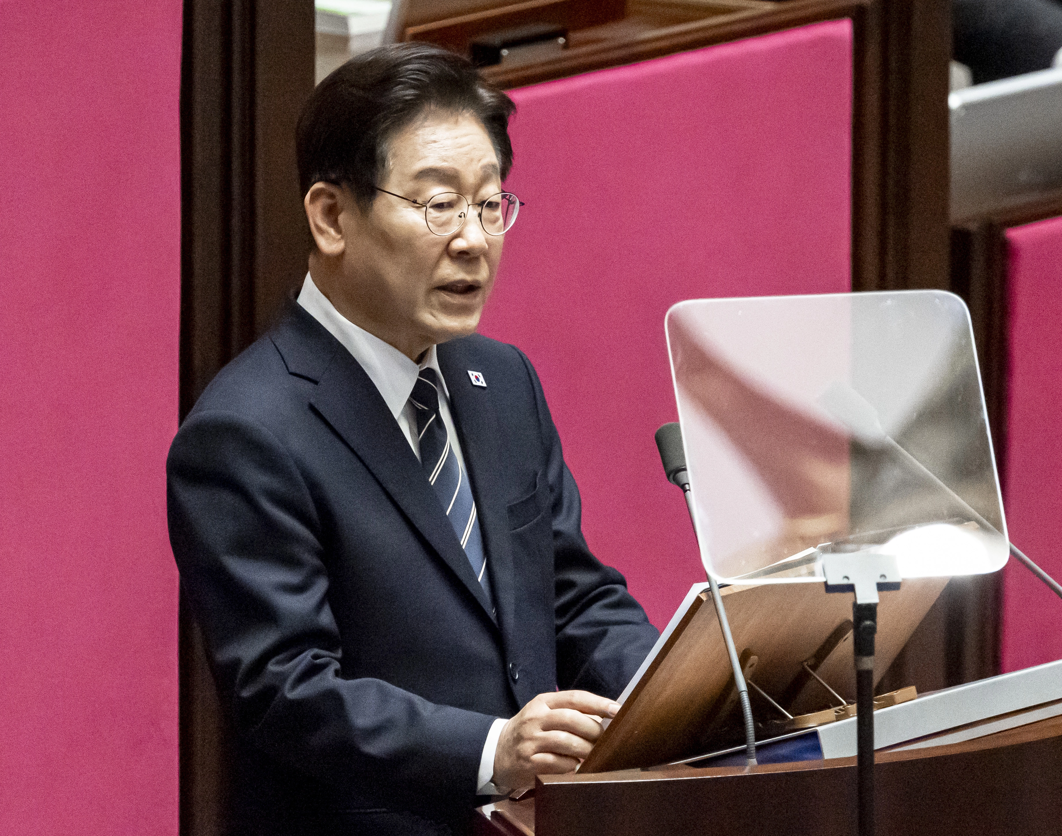 이재명 대통령이 2일 서울 여의도 국회에서 열린 제433회국회(임시회) 제4차 본회의에서 중동 사태 대응을 위한 추가경정예산안에 대한 시정연설을 하고 있다. 2026.4.2 안주영 전문기자
