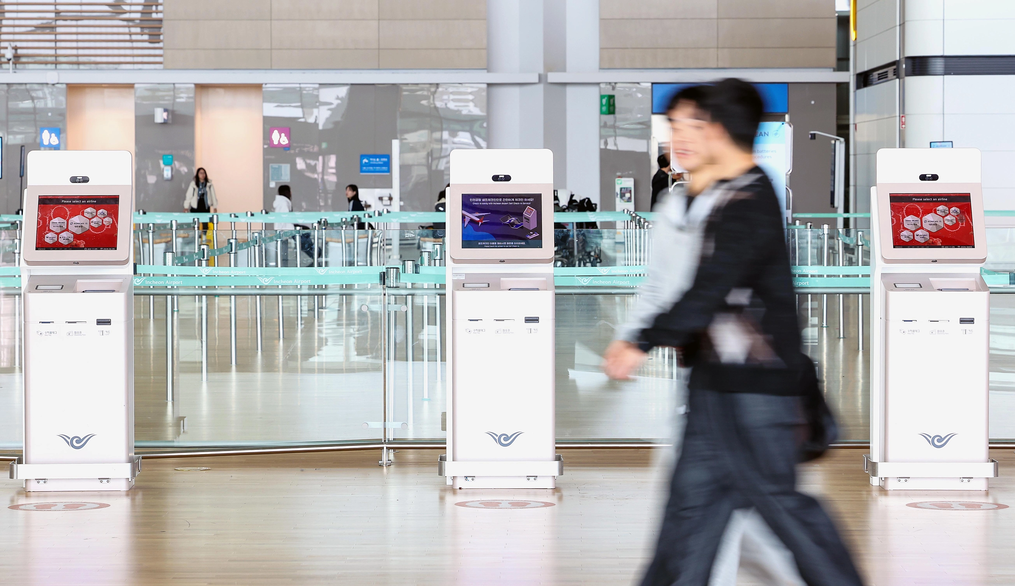 유류할증료 급등에 항공권 부담  (인천공항=뉴스1) 조연우 인턴기자 = 5일 인천국제공항 항공사 카운터가 평소보다 한가한 모습을 보이고 있다. 중동 정세 악화로 국제유가가 오르며 유류할증료 인상이 아직 반영되지 않았음에도, 올해 1분기 서비스 물가 상승률이 최근 3개 분기 중 가장 높은 수준을 기록했다. 고유가 흐름이 이어질 경우 항공료를 비롯한 서비스 가격 전반에 추가적인 상승 압력이 가해질 것이란 전망이 나온다. 2026.4.5/뉴스1