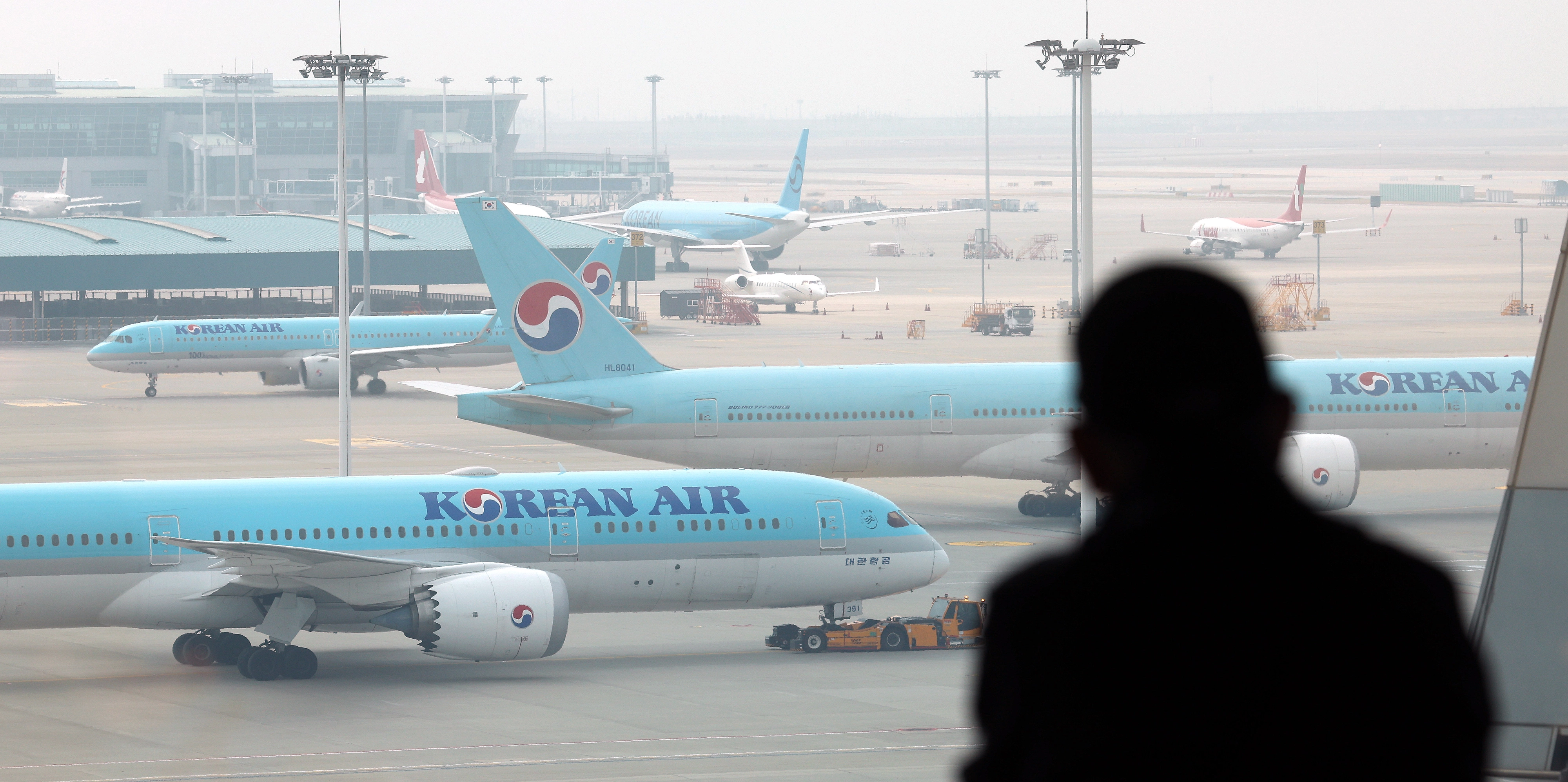 [수정본] 유류할증료 3배 넘게 인상…다음달 더 오를 듯  (인천공항=뉴스1) 박지혜 기자 = 유류할증료가 3배 가량 급등한 이후 첫 주말을 맞은 5일 인천국제공항 2터미널 계류장에서 항공기가 이동하고 있다.

유류할증료가 다음 달에는 더 오를 거라는 예측이 나와 항공기 이용객들의 부담은 더 커질 전망이다.
 2026.4.5/뉴스1